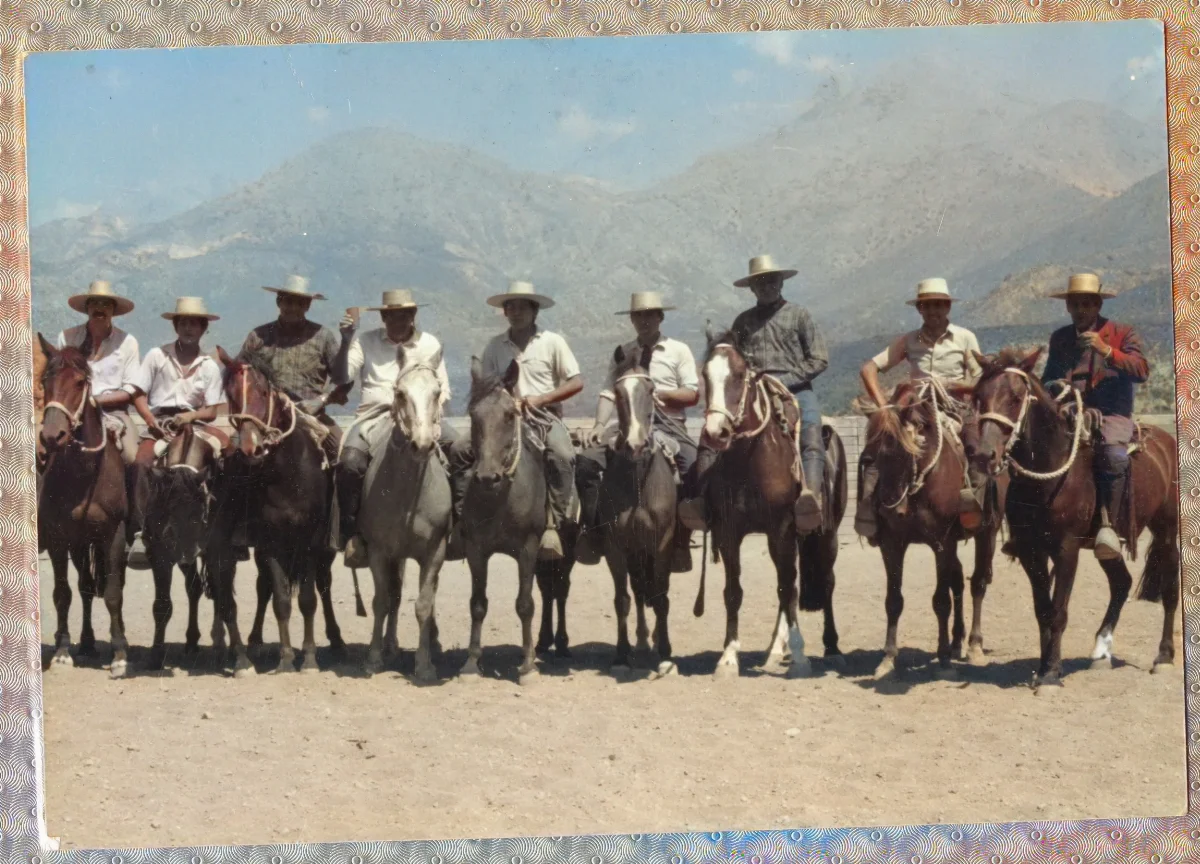 Hombres a caballo — Calle Larga — aprox. 1960 | Chile de Ayer