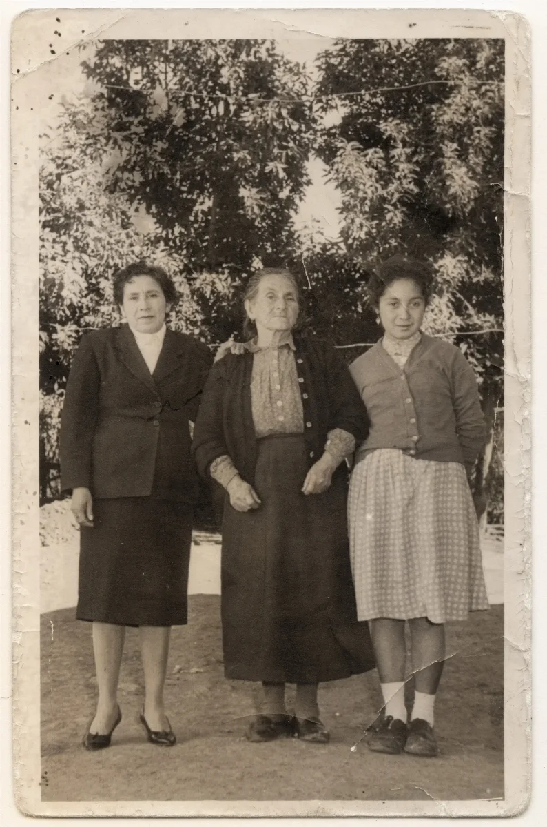 Mujeres Familia Salinas Urbina — Calle Larga — 1950 | Chile de Ayer