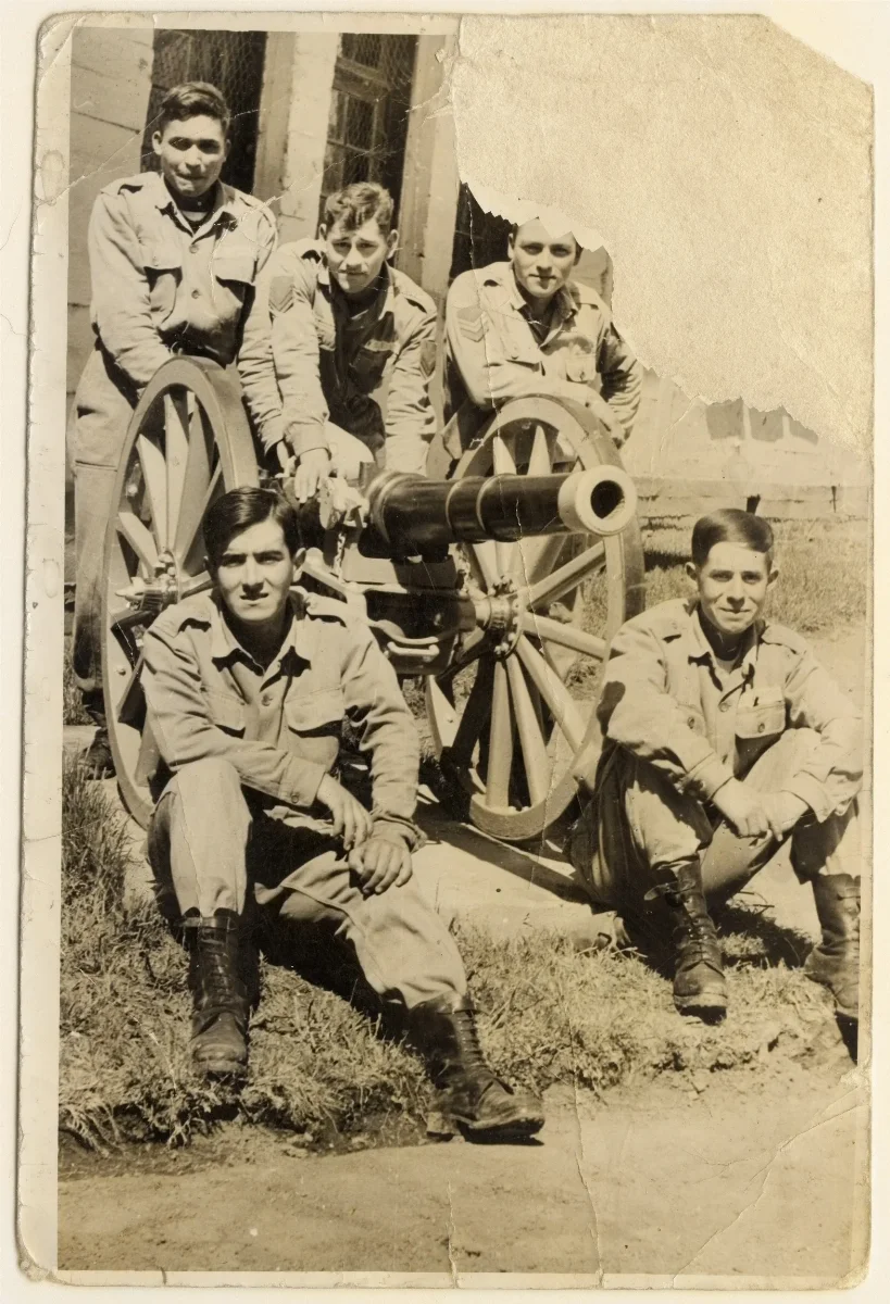 Grupo de militares con artillería — Los Andes — 1968 | Chile de Ayer