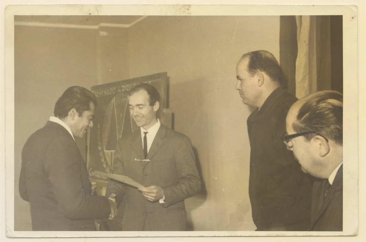 Entrega de diploma por curso de cooperativismo en Universidad de Chile — 1967 | Chile de Ayer