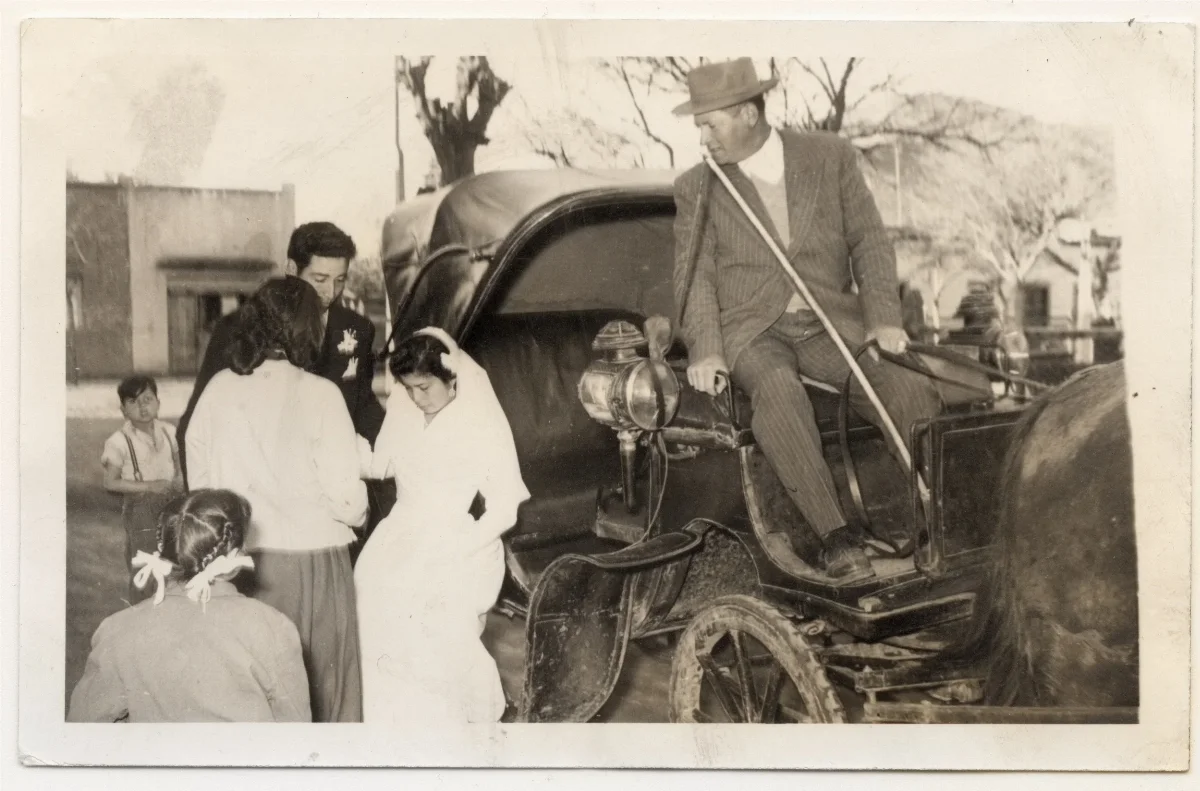 Novia Bajando del Coche — Los Andes — 1960 | Chile de Ayer