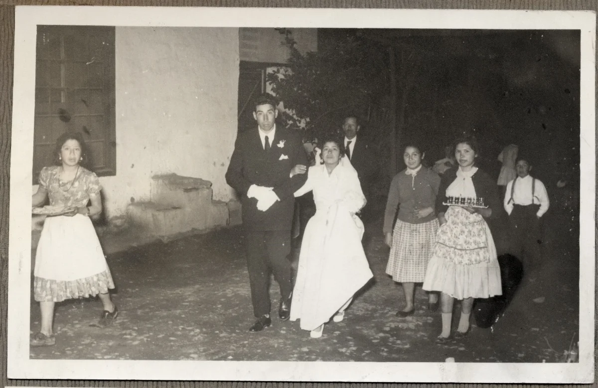 Novios llegando a fiesta de matrimonio — Calle Larga — 1960 | Chile de Ayer