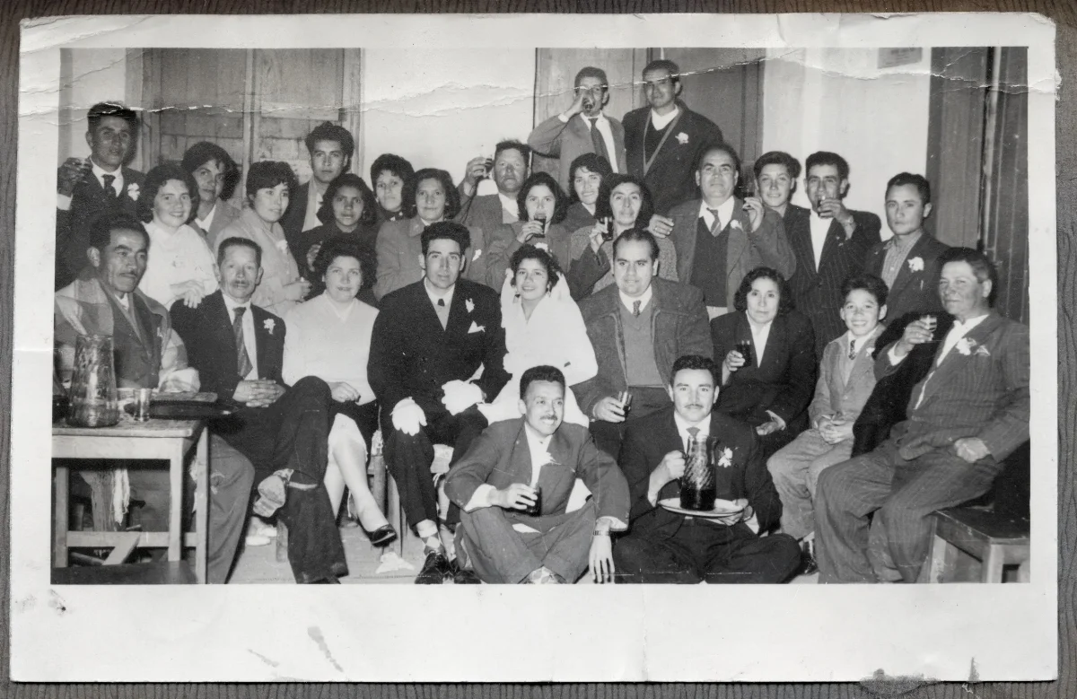 Asitentes al matrimonio de Ana Salinas y Julio Muñoz — Calle Larga — 1960 | Chile de Ayer