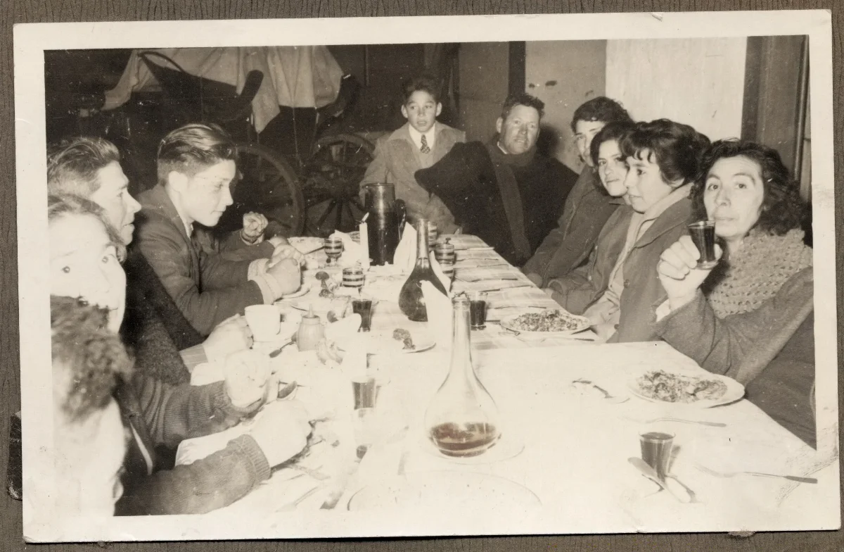 Comensales en fiesta de matrimonio — Calle Larga — 1960 | Chile de Ayer
