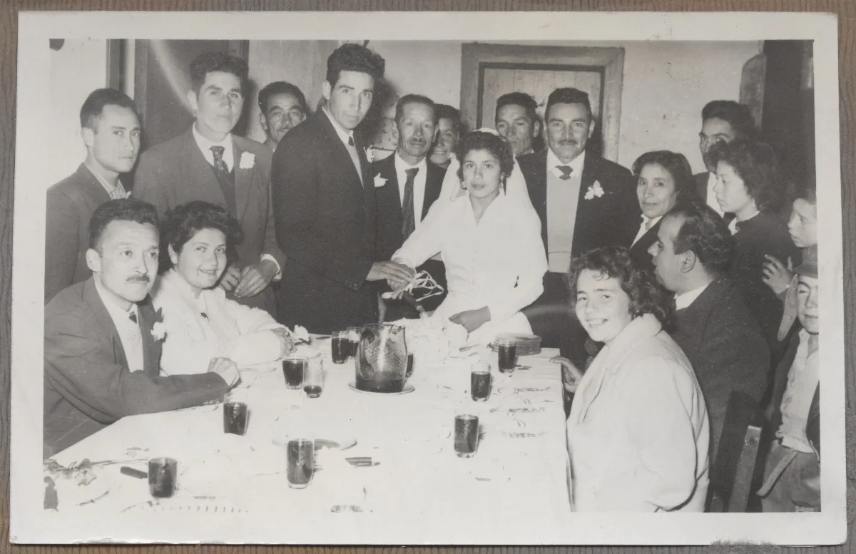Novios partiendo la torta de matrimonio — Calle Larga — 1960 | Chile de Ayer