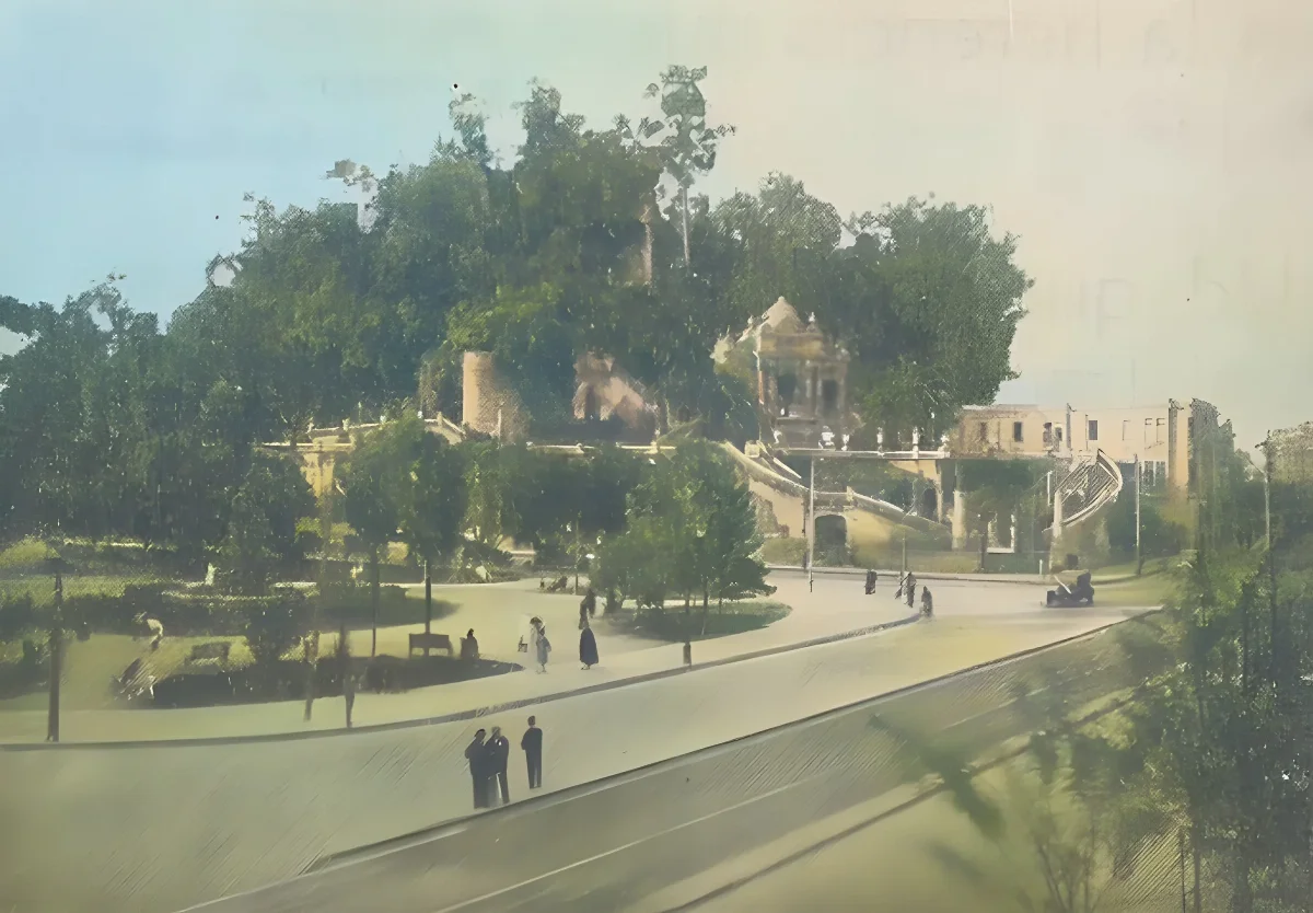 Cerro Santa Lucía con senderos arbolados y visitantes — aprox. 1933 | Chile de Ayer