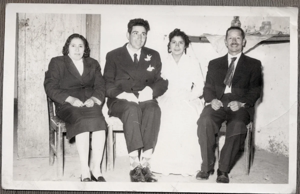 Recien casados junto al los padres de la novia — Calle Larga — 1960 | Chile de Ayer