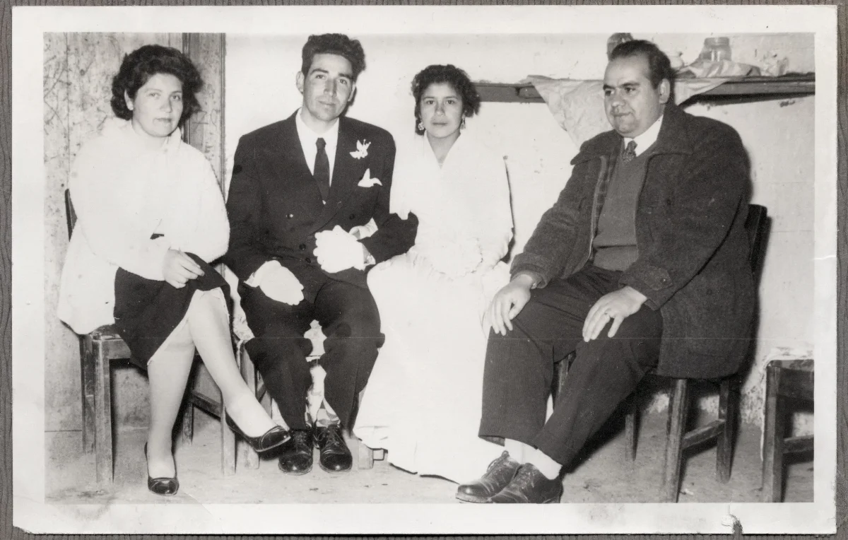 Recien casados junto a los padrinos de matrimonio — Calle Larga — 1960 | Chile de Ayer