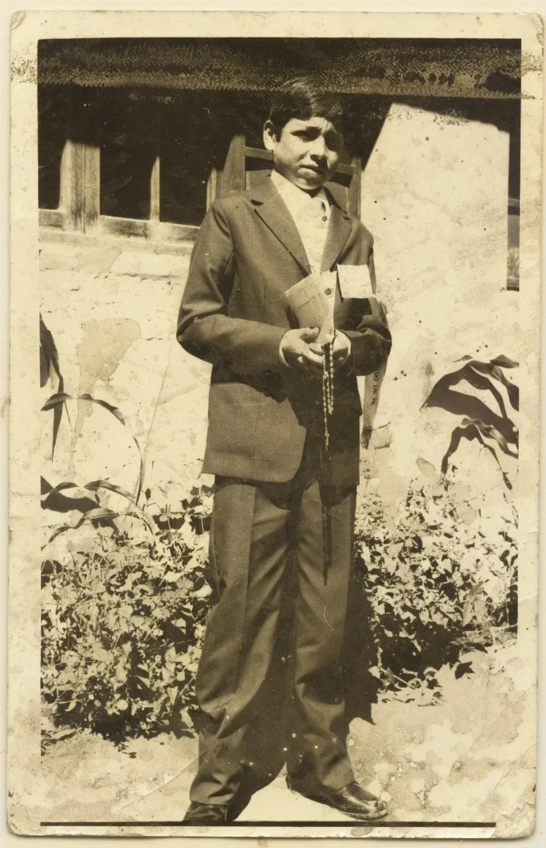 Niño con rosario y misal en jardín — Calle Larga — 1960 | Chile de Ayer