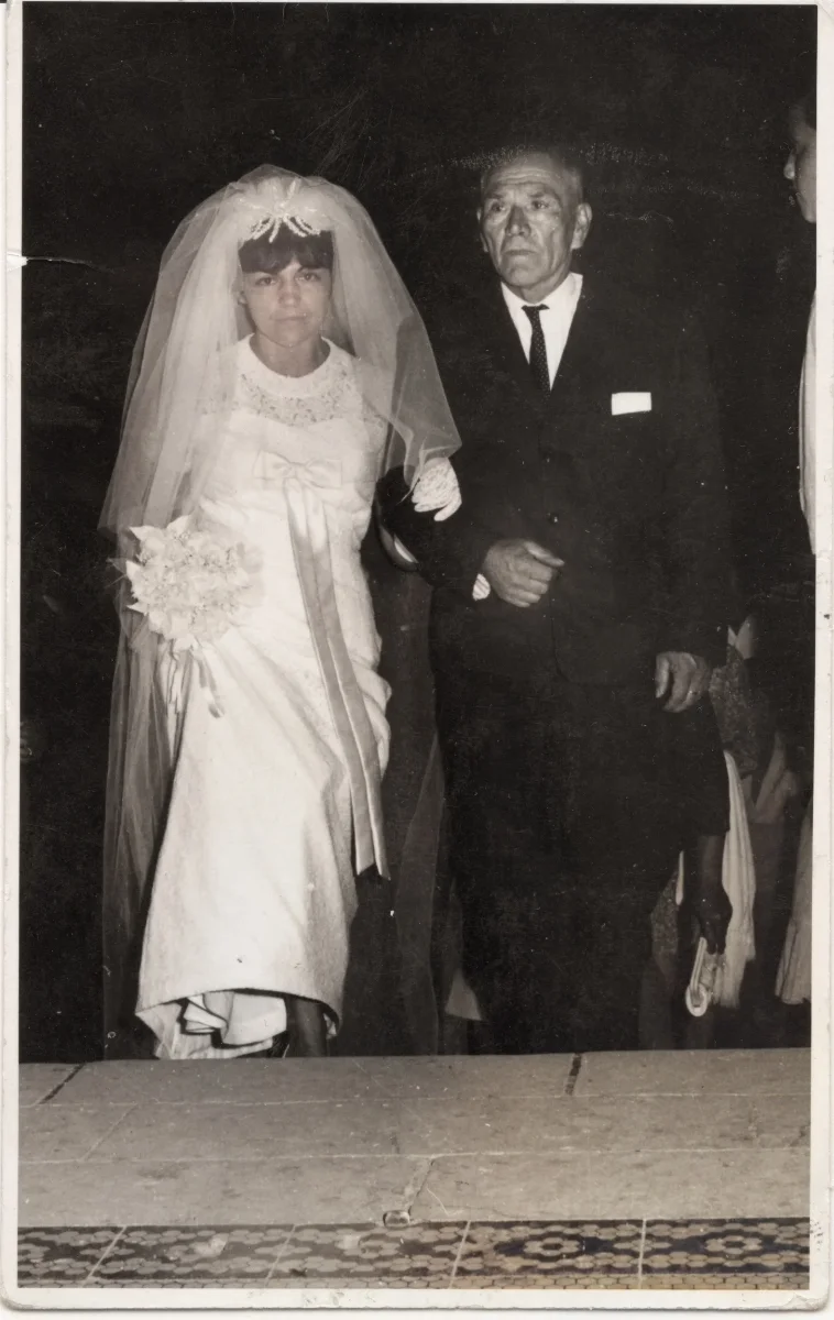 Novia llegando al altar junto a su padre — Calle Larga — 1964 | Chile de Ayer