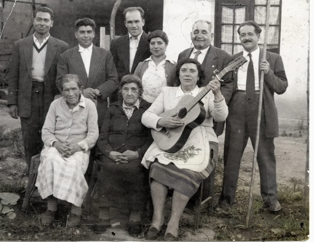 Familia Vergara Berríos con guitarrista, Calle Larga — Calle Larga — 1955 | Chile de Ayer