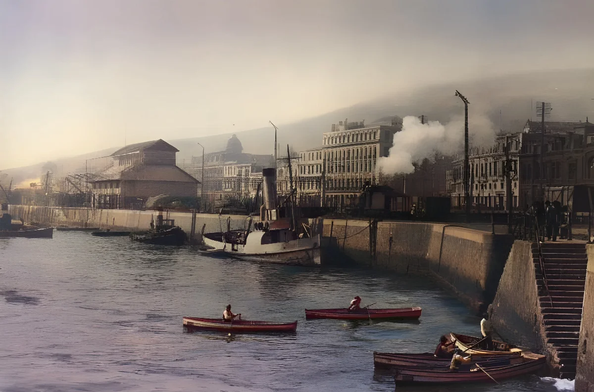 Puerto de Valparaíso con embarcaciones y muelle de atraque — aprox. 1890–1930 | Chile de Ayer