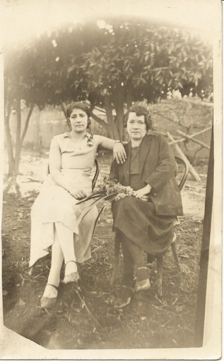 Blanca Elena Clavijo Maturana y su amiga — Calle Larga — 1915 | Chile de Ayer