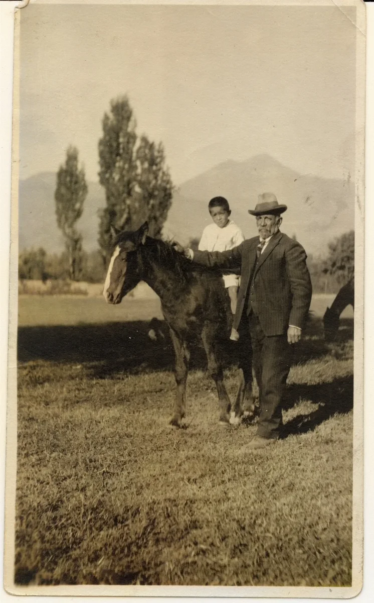 Abuelo con su nieto a caballo — Calle Larga — 1927 | Chile de Ayer