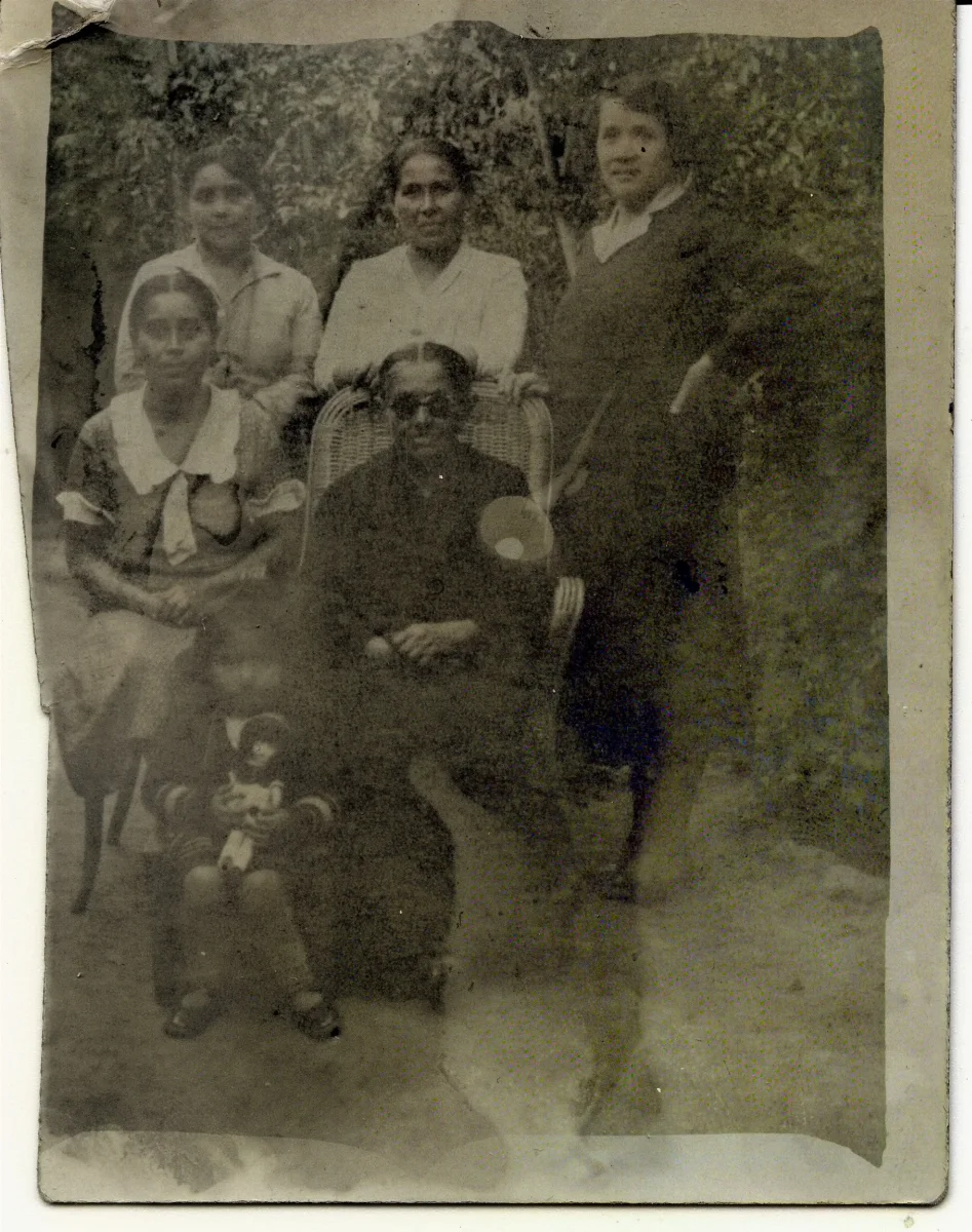 Familiares y Amigas — Calle Larga — 1913 | Chile de Ayer