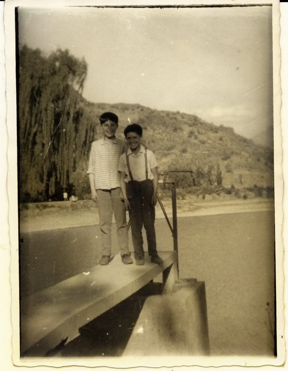 Jóvenes junto a compuertas del Tranque Fundo el Guindal — Calle Larga — 1967 | Chile de Ayer