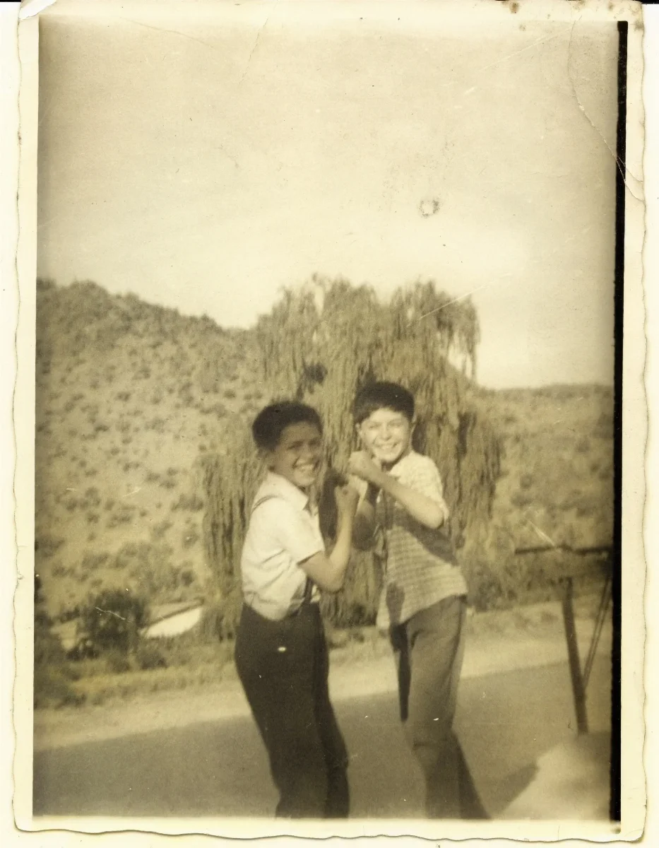 Niños jugando en Tranque Fundo el Guindal — Calle Larga — 1967 | Chile de Ayer