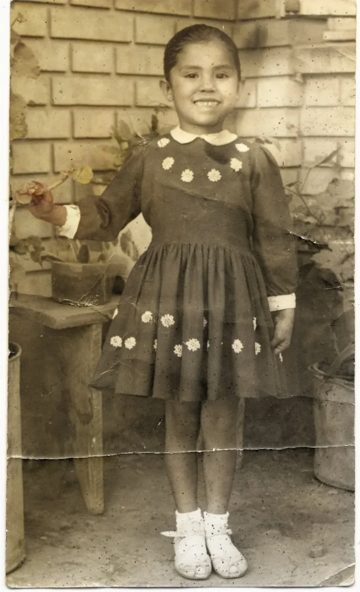 Niña con vestido floreado en Pocuro — Pocuro — 1957 | Chile de Ayer