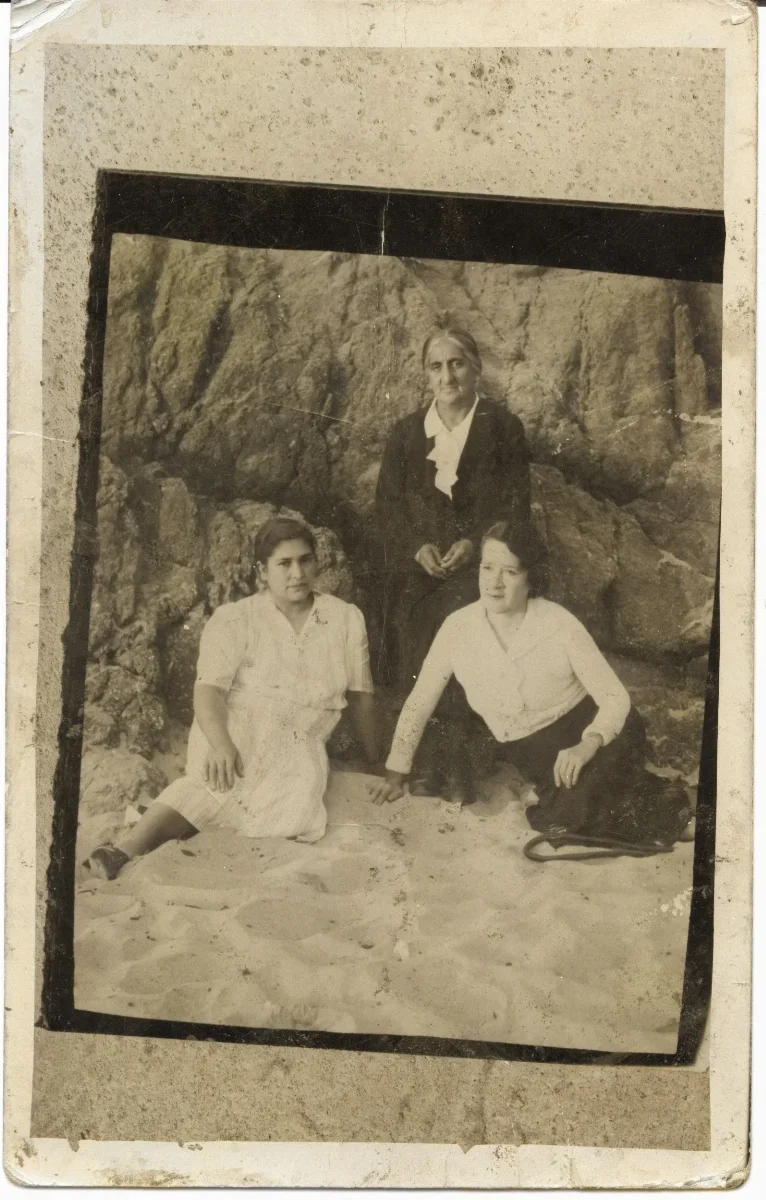 Tres mujeres en la playa con formaciones rocosas — 1920 | Chile de Ayer