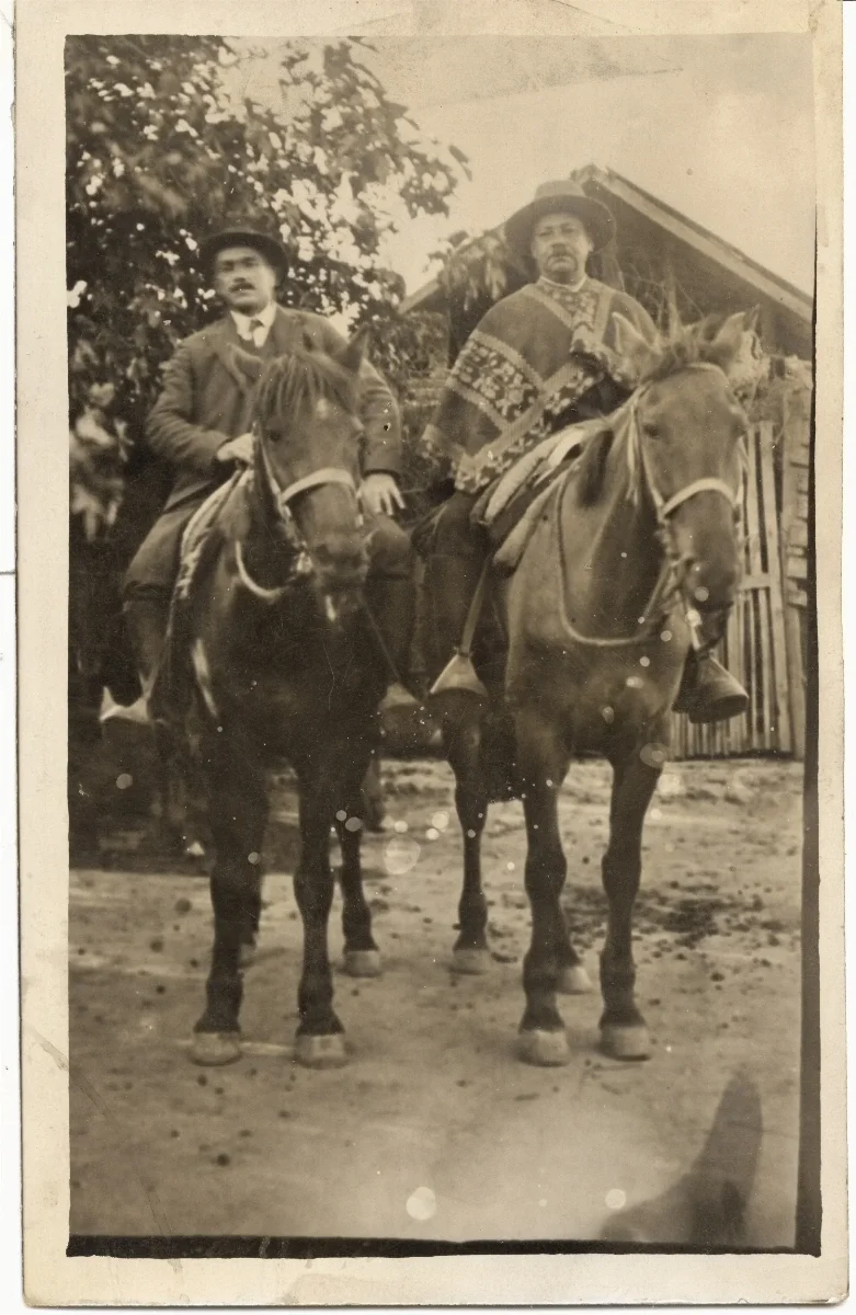 Hombres a caballo — Calle Larga — 1925 | Chile de Ayer