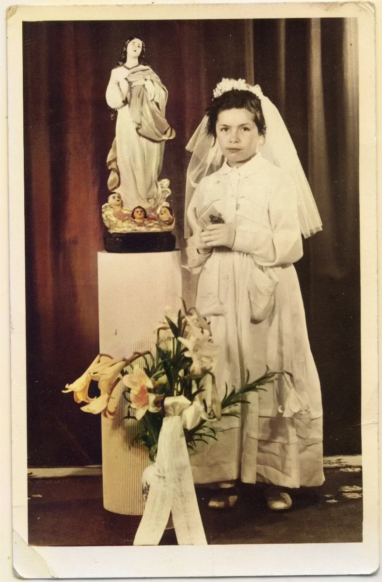 Primera Comunión con estatua de Virgen María, Los Andes — Los Andes — 1964 | Chile de Ayer