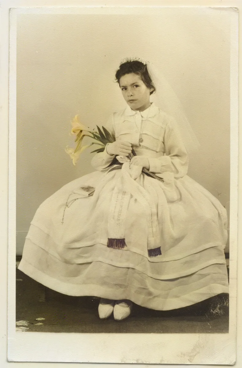 Primera Comunión, niña con ramo de flores, Los Andes — Los Andes — 1964 | Chile de Ayer