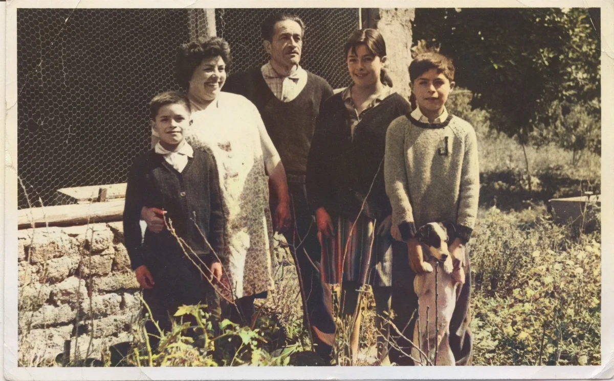 Familia Contreras Vergara y mascota — Pocuro — 1965 | Chile de Ayer