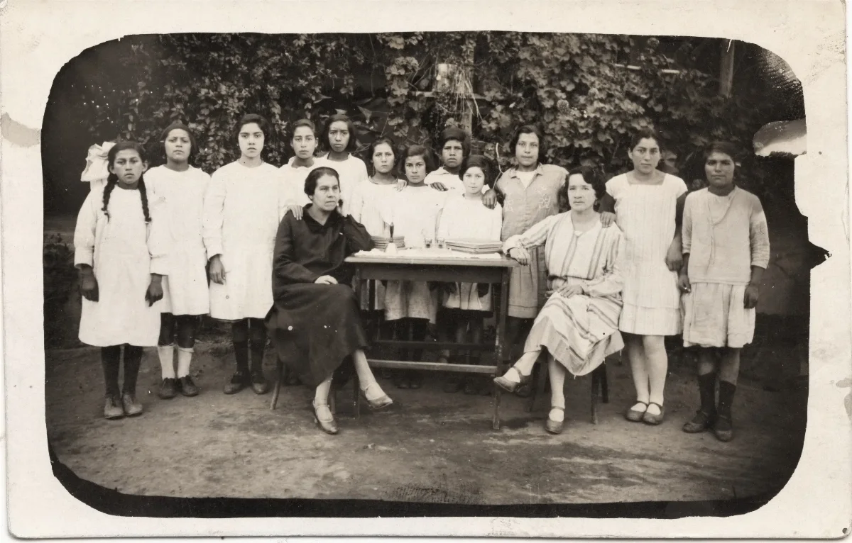 Maestra Blanca Clavijo Maturana y alumnas — Calle Larga — 1920 | Chile de Ayer