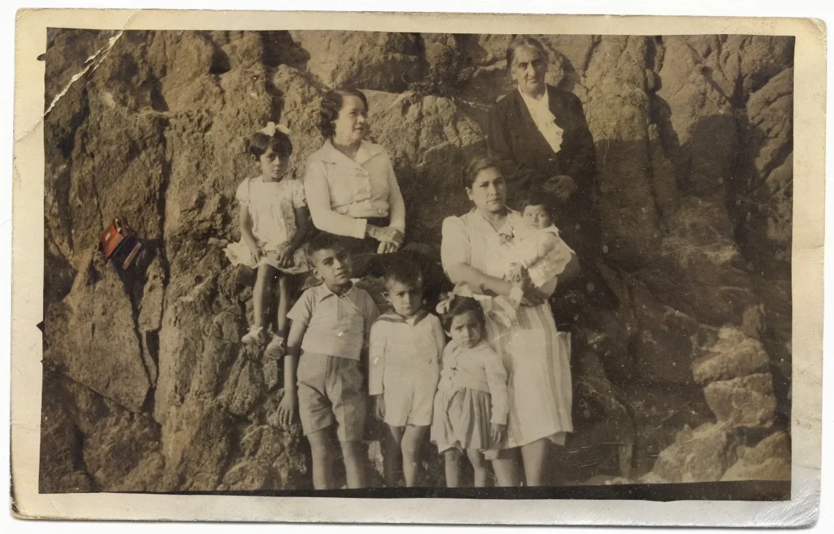 Familia en formación rocosa costera — 1923 | Chile de Ayer