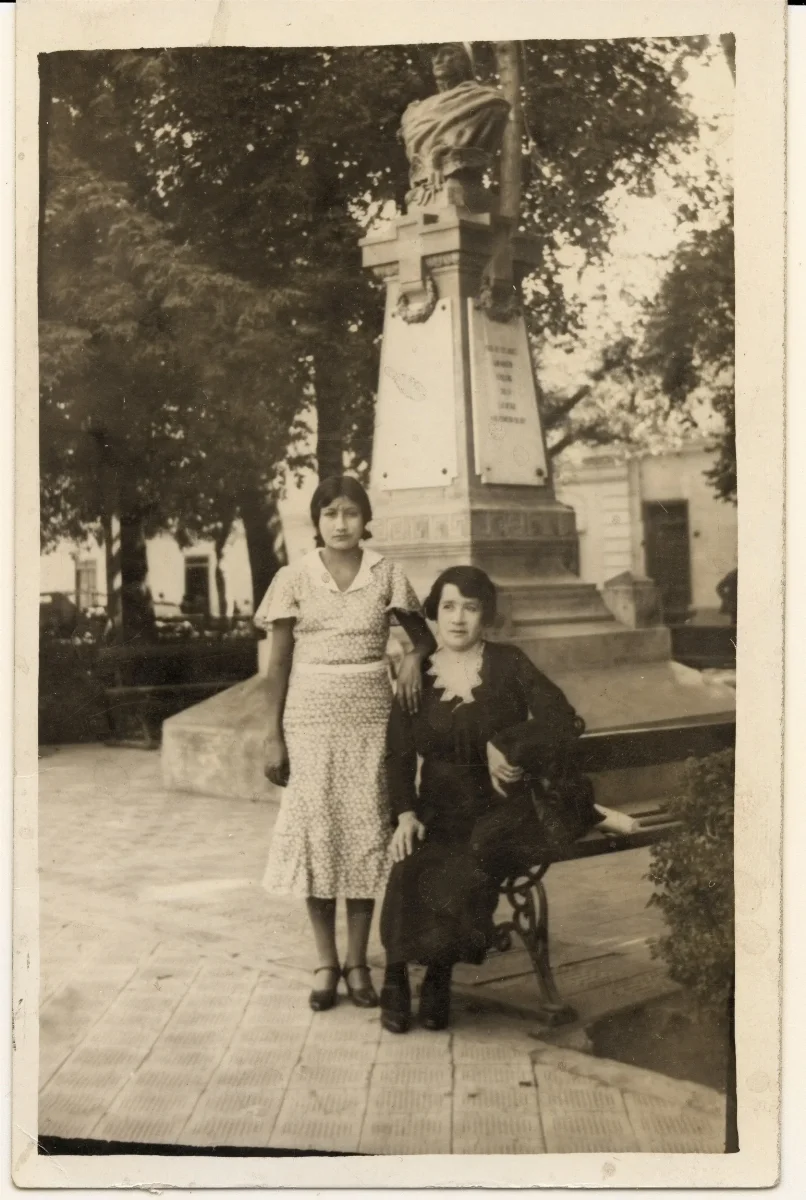 Mujeres en Plaza de Los Andes — Los Andes — 1918 | Chile de Ayer