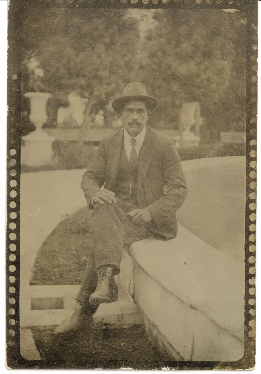 Hombre en Plaza de Los Andes — Los Andes — 1915 | Chile de Ayer