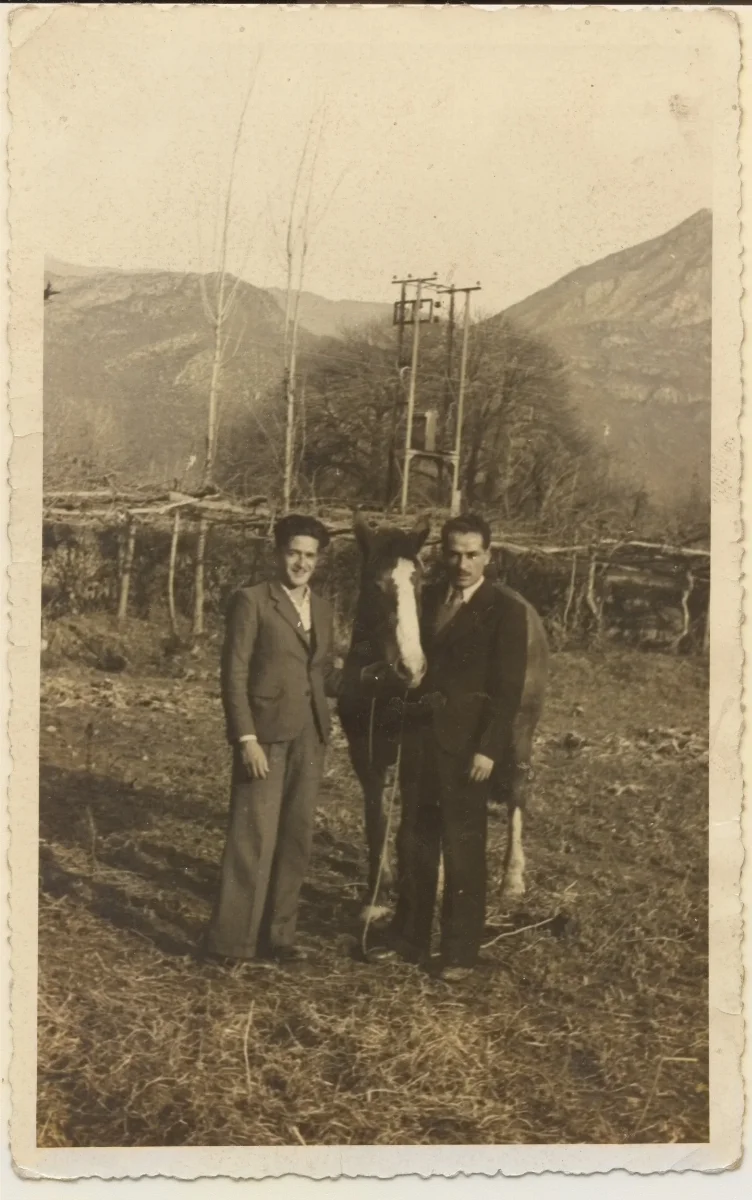 Padre e hijo junto a un caballo en casa de campo — Calle Larga — 1935 | Chile de Ayer