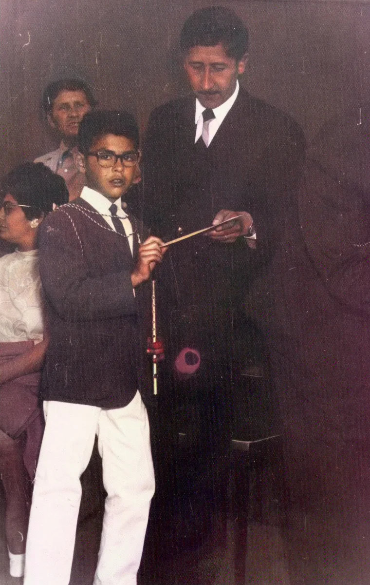 Musico de la banda de guerra recibiendo diploma — Calle Larga — aprox. 1960 | Chile de Ayer
