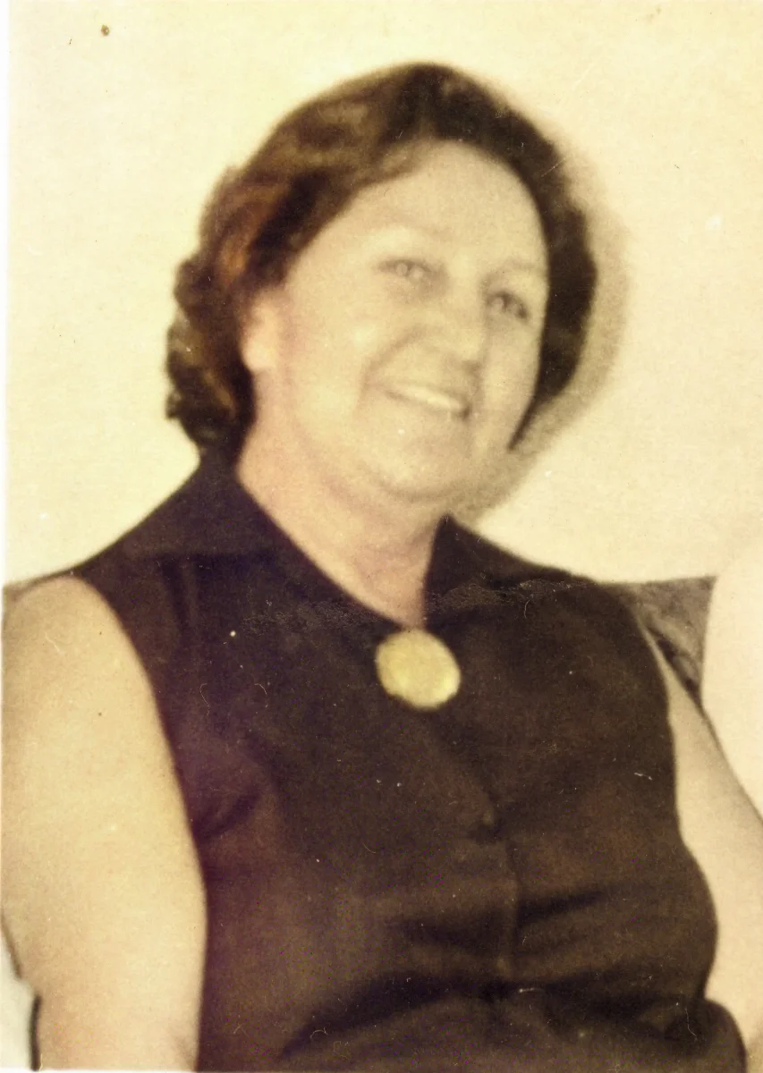 Retrato de mujer con broche circular, Calle Larga — Calle Larga — aprox. 1960 | Chile de Ayer