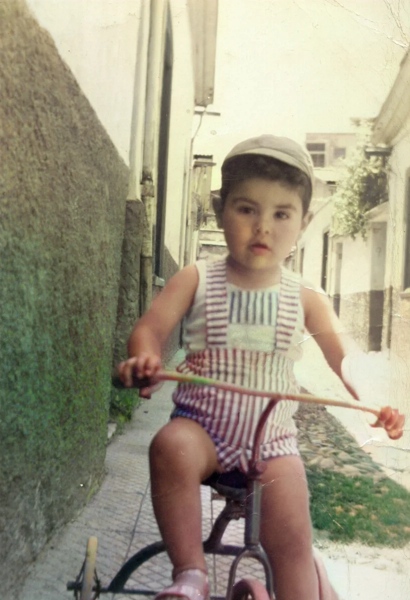 Niño en triciclo — Calle Larga — aprox. 1960 | Chile de Ayer