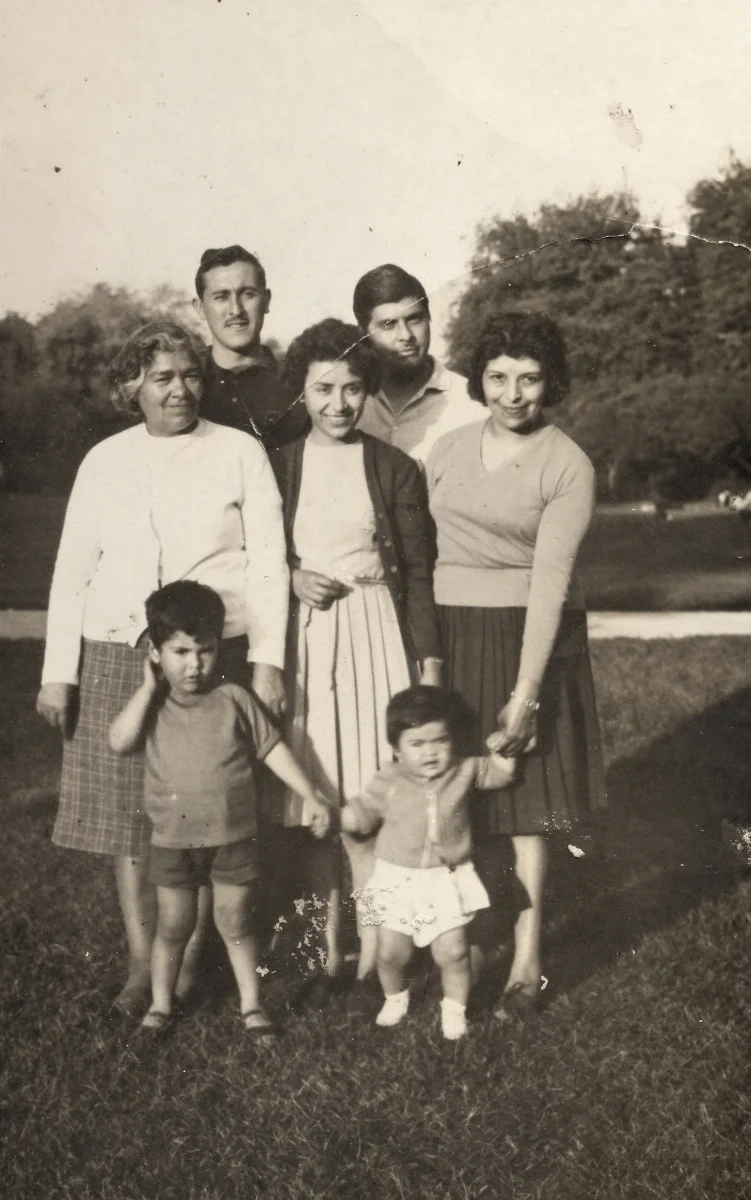 Familia multigeneracional en parque, Calle Larga — Calle Larga — aprox. 1960 | Chile de Ayer