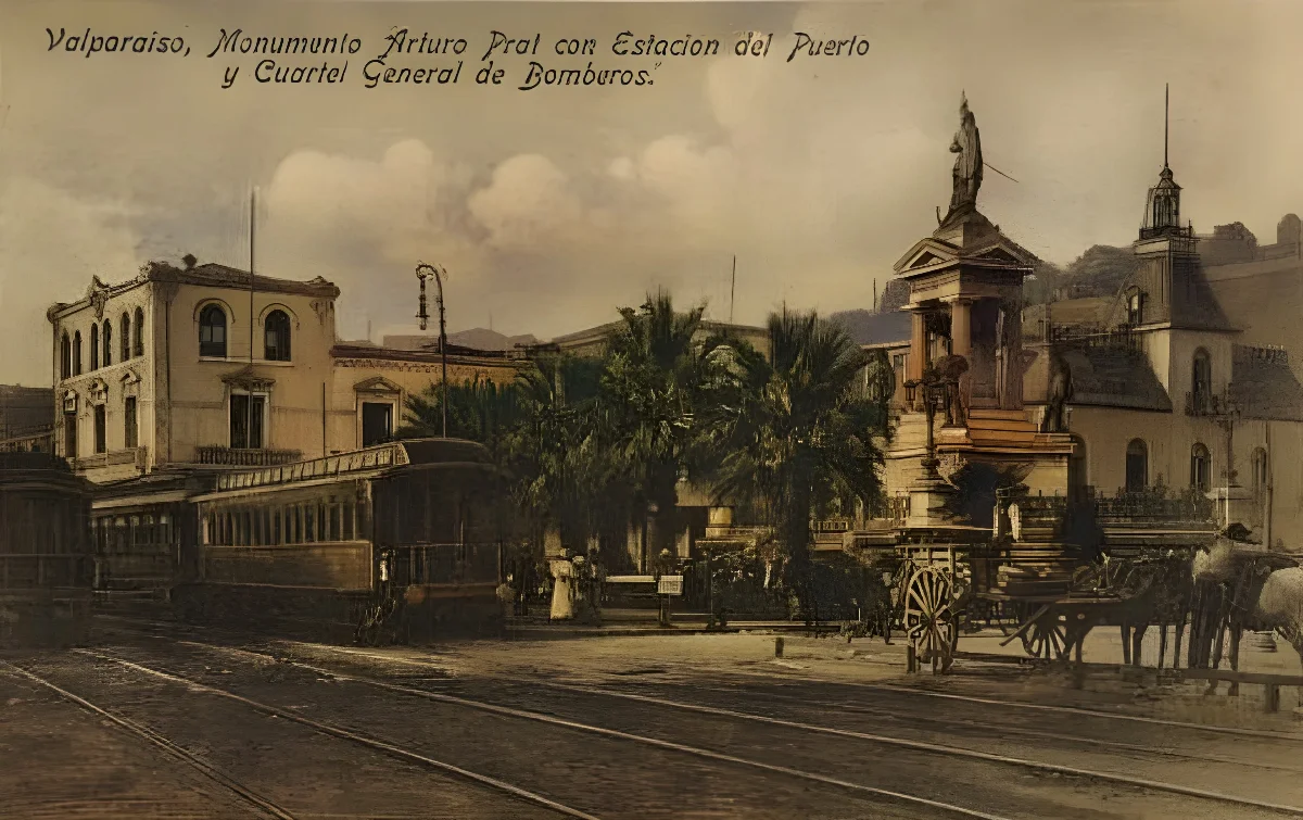 Monumento a Arturo Prat en Plaza Sotomayor, Valparaíso — aprox. 1890–1930 | Chile de Ayer