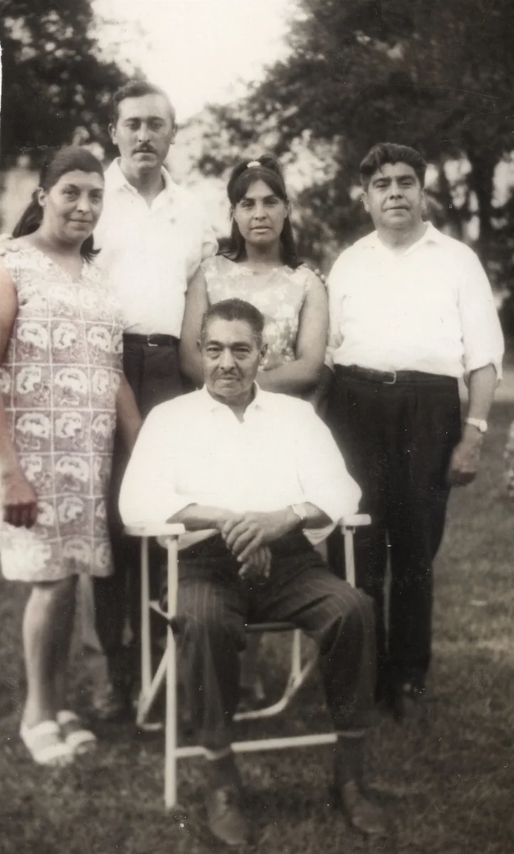 Familia posada en jardín de Calle Larga — Calle Larga — aprox. 1960 | Chile de Ayer