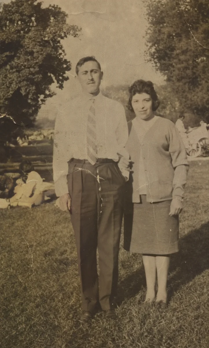 Pareja en jardín arbolado de Calle Larga — Calle Larga — aprox. 1960 | Chile de Ayer