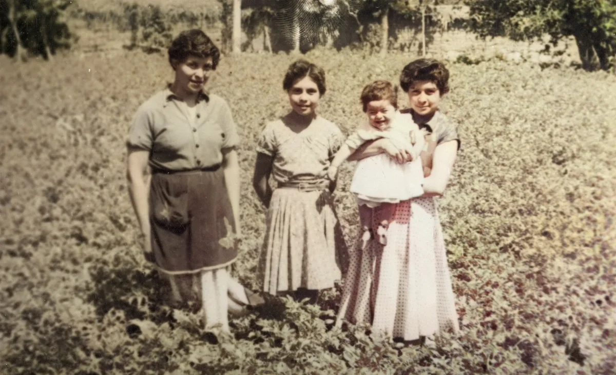 Mujeres jóvenes en huerto de Pocuro — Pocuro — aprox. 1960 | Chile de Ayer