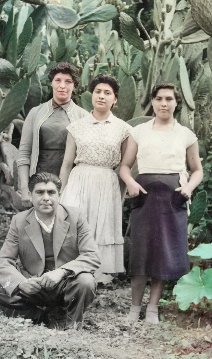 Familia en huerta de nopal, Pocuro — Pocuro — aprox. 1960 | Chile de Ayer
