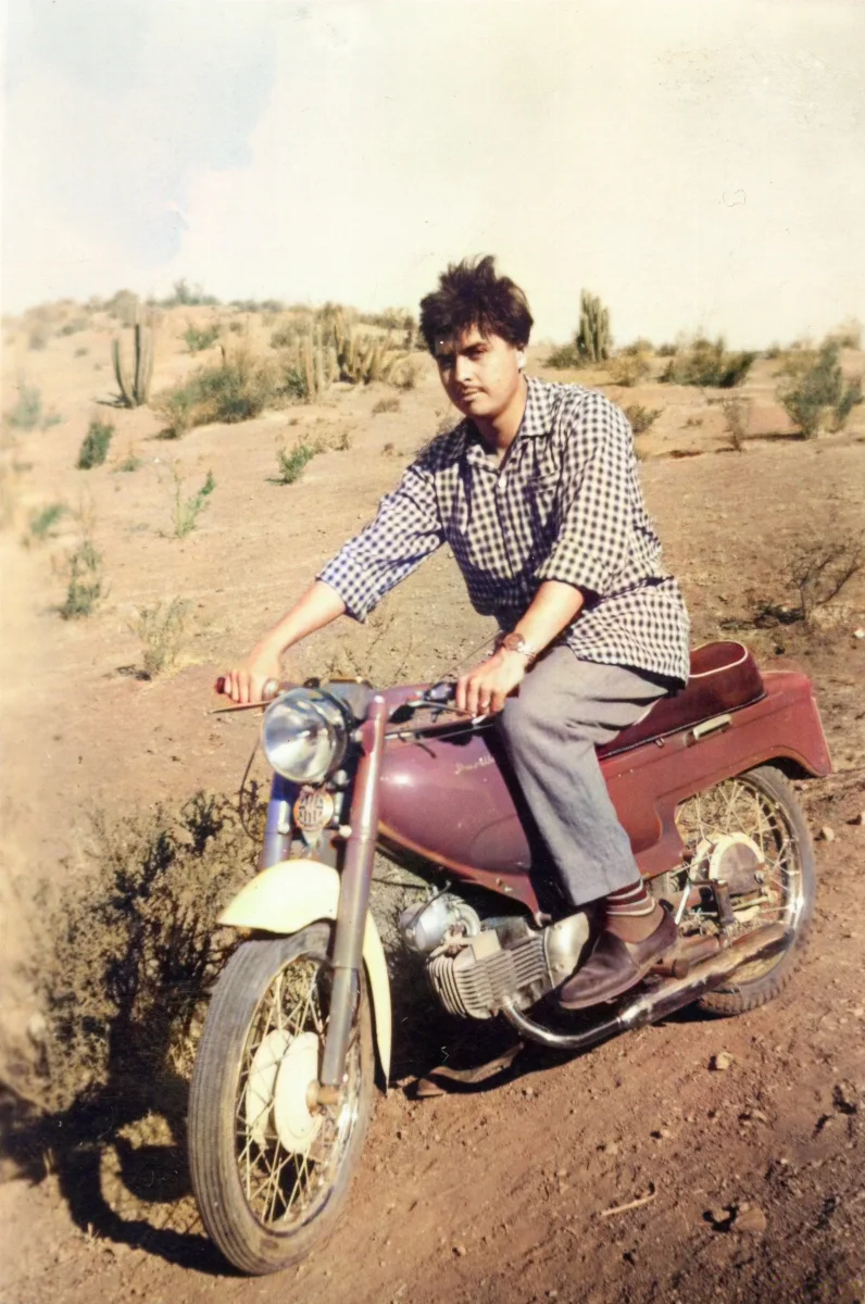 Hombre en motocicleta en el cerro — Calle Larga — aprox. 1960 | Chile de Ayer