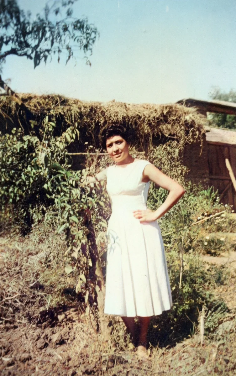 Mujer en huerto con enredaderas, Calle Larga — Calle Larga — aprox. 1960 | Chile de Ayer