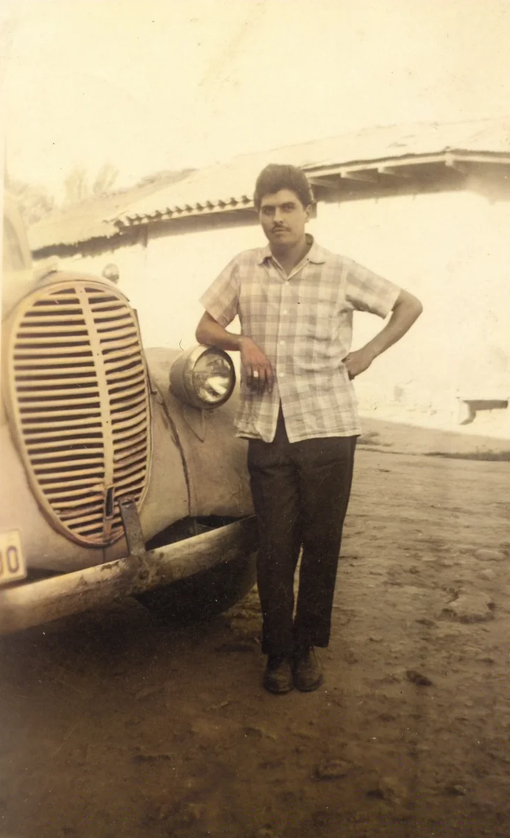 Hombre y su automovil — Calle Larga — aprox. 1960 | Chile de Ayer