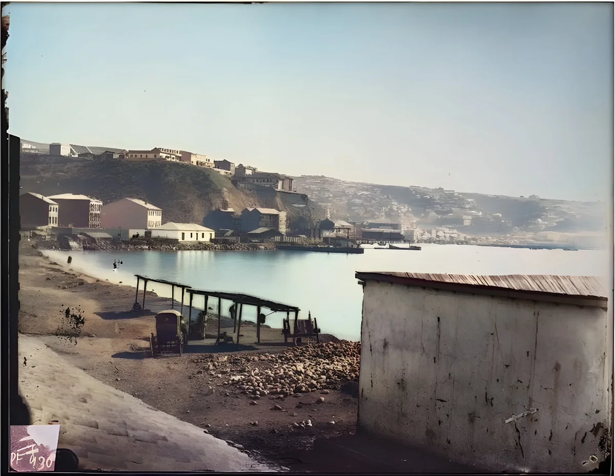 Puerto fluvial de Valparaíso con almacén de piedra — aprox. 1890–1930 | Chile de Ayer