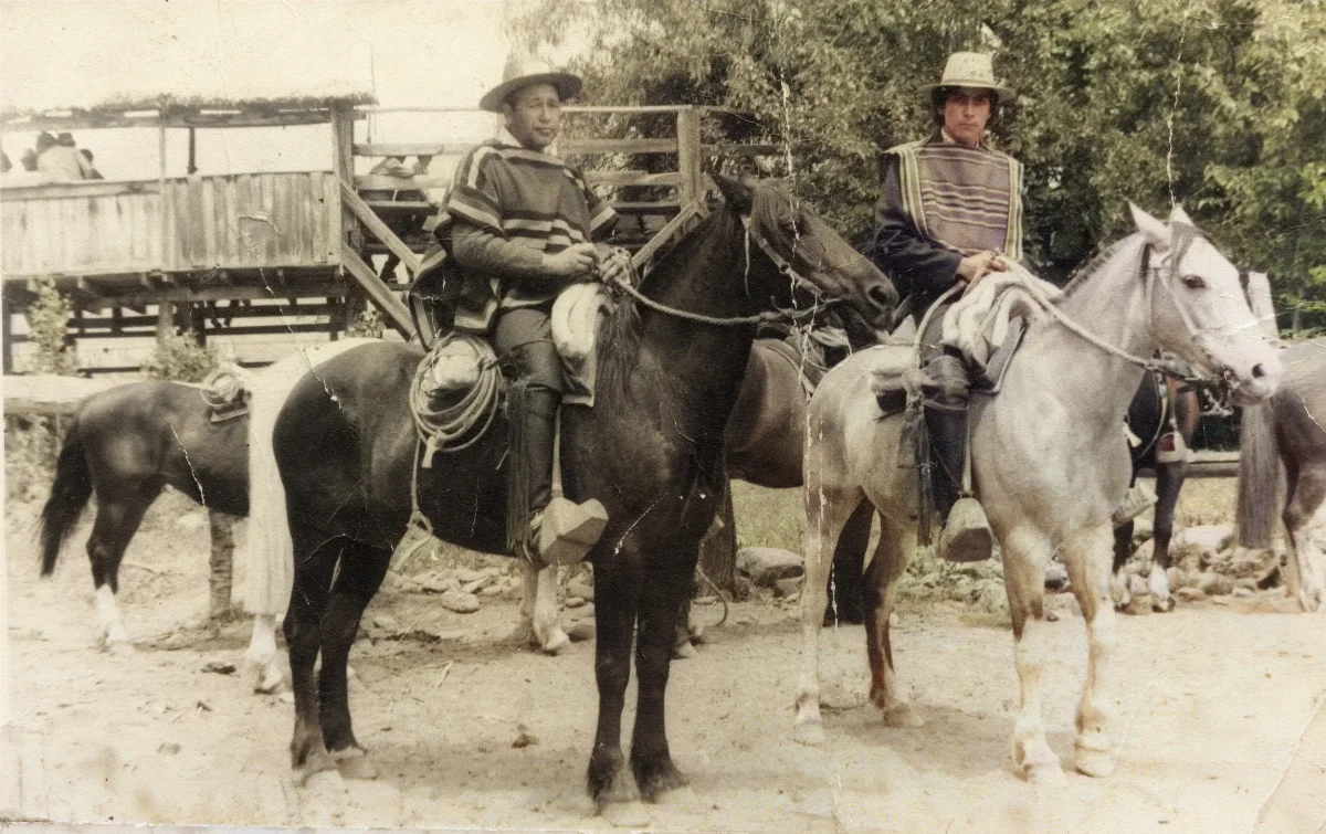 Hombres a caballo en el rodeo oficial — Calle Larga — 1971 | Chile de Ayer