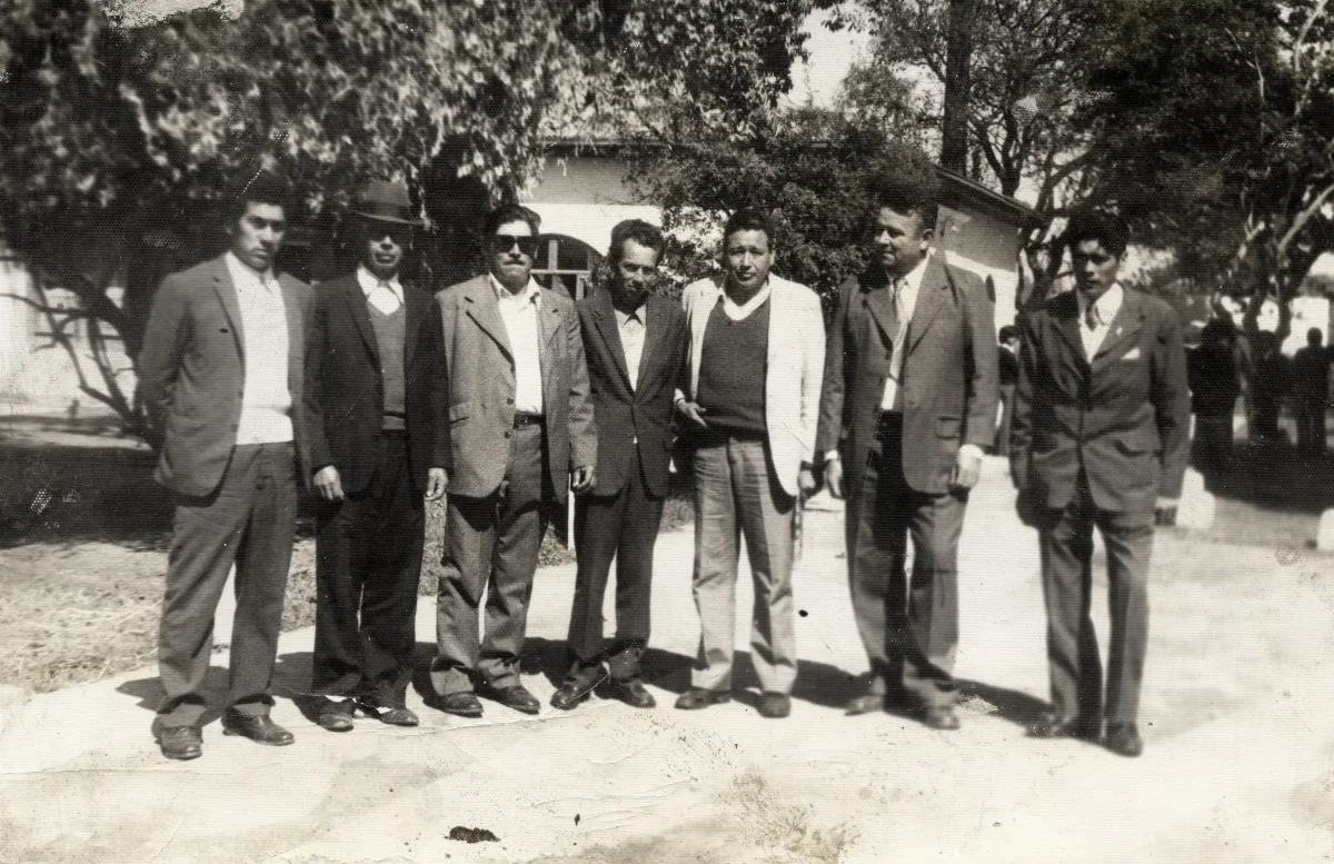 Dirigentes en entrega de domino de parcelas — 1966 | Chile de Ayer