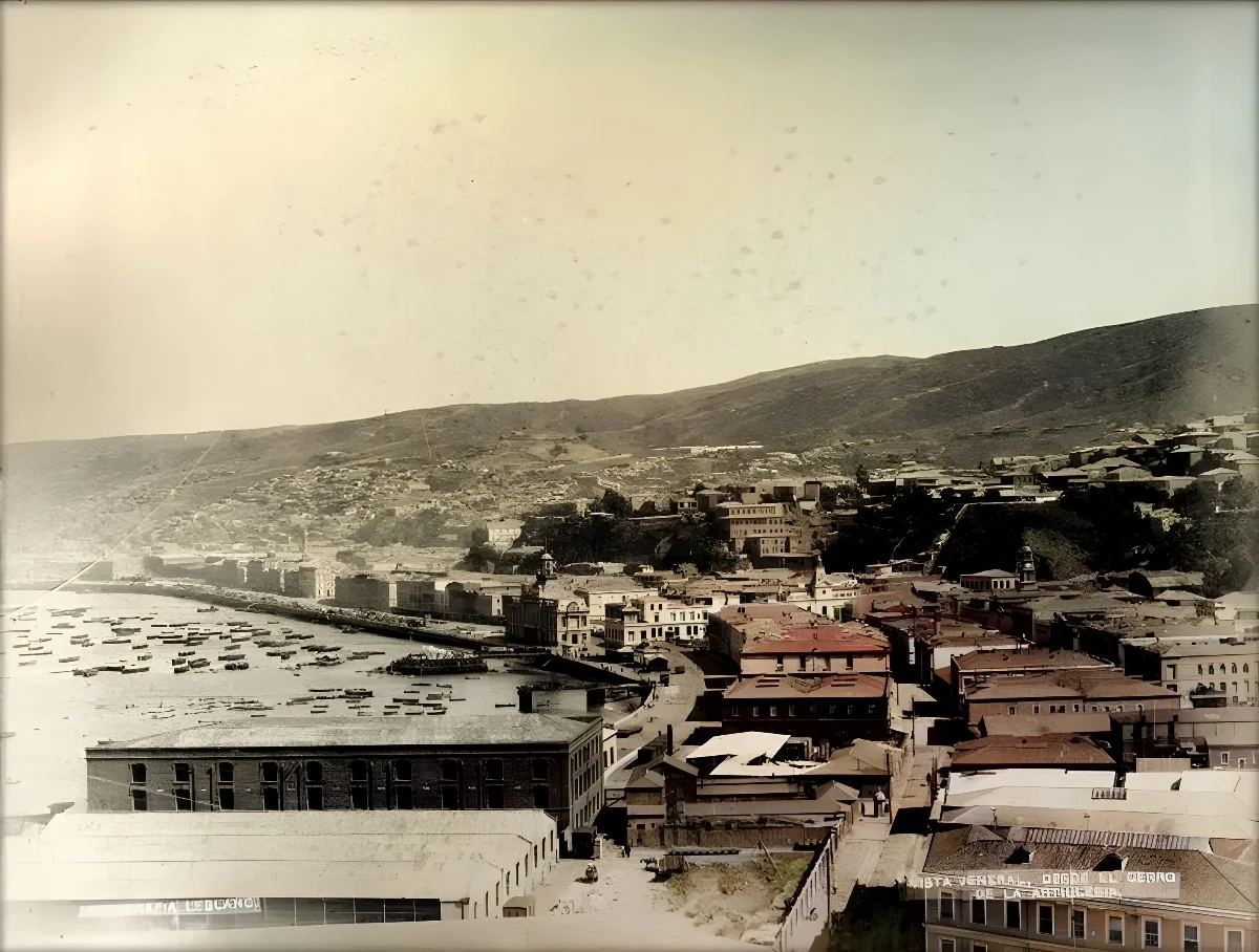 Valparaíso, vista desde la bahía hacia cerros — aprox. 1890–1930 | Chile de Ayer