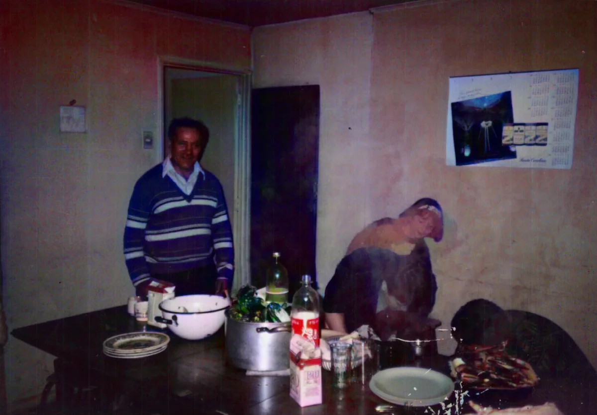 cocimiento mariscos (pulmay o curanto) en casa de funcionario eca — Caleta Tortel — 1991 | Chile de Ayer