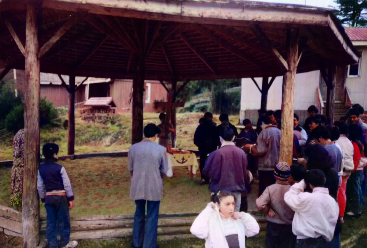 actividad catolica en plaza de armas — Caleta Tortel — 1985 | Chile de Ayer